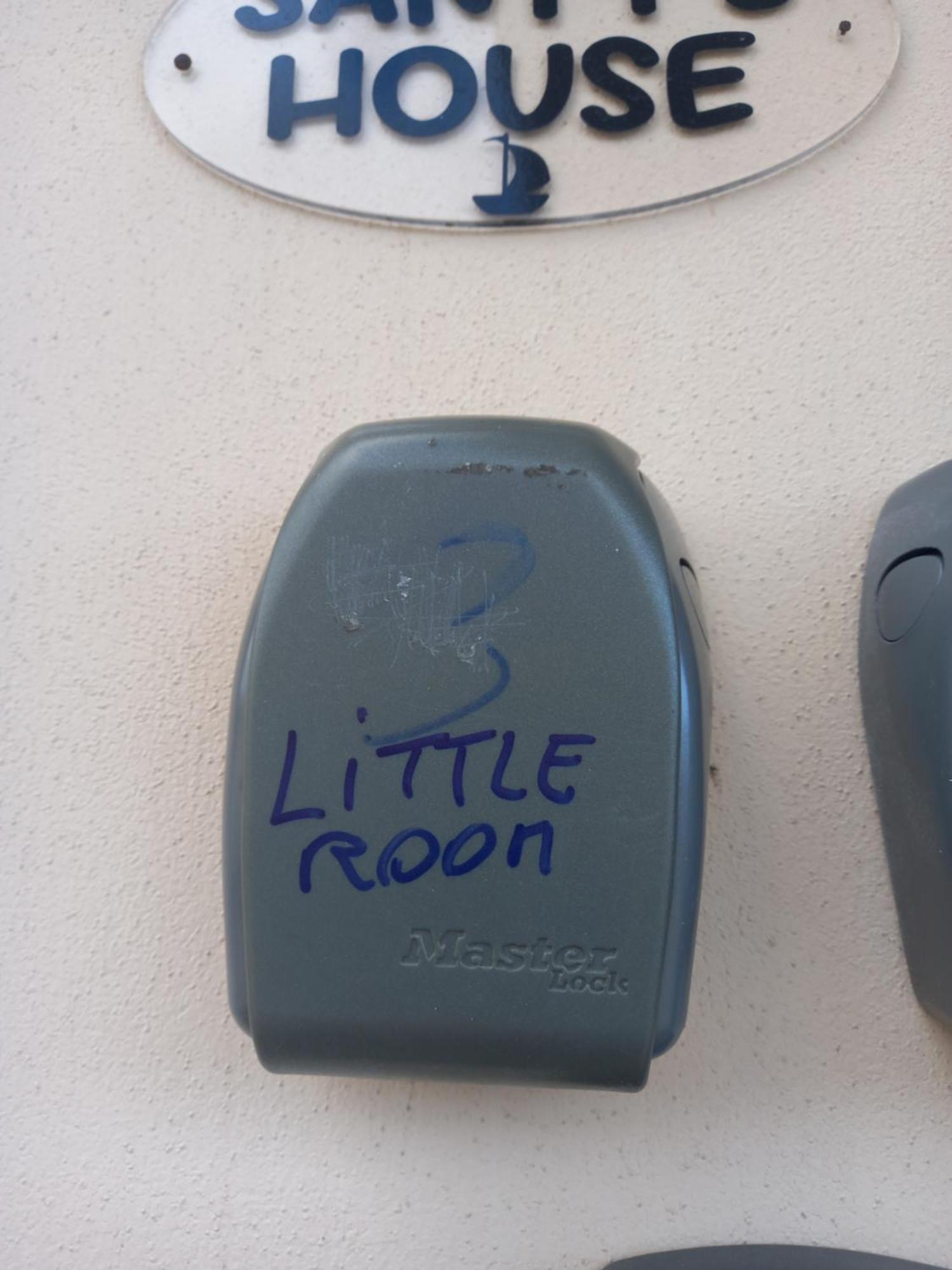 A Santy'S Rooms-Bagnocondiviso Sharedboth Room2Piano-No Lift-3Chilom A Piedi Xaeroporto-A Pagamento Shuttle Air Condizextra Bed Extrabed For A Fee-3 Minuti Bus Xfieradiroma-10 Minutes Stop Bus To Rome In50 Minutes Trafficpermitting Are You To Rome Fiumicino Bilik gambar